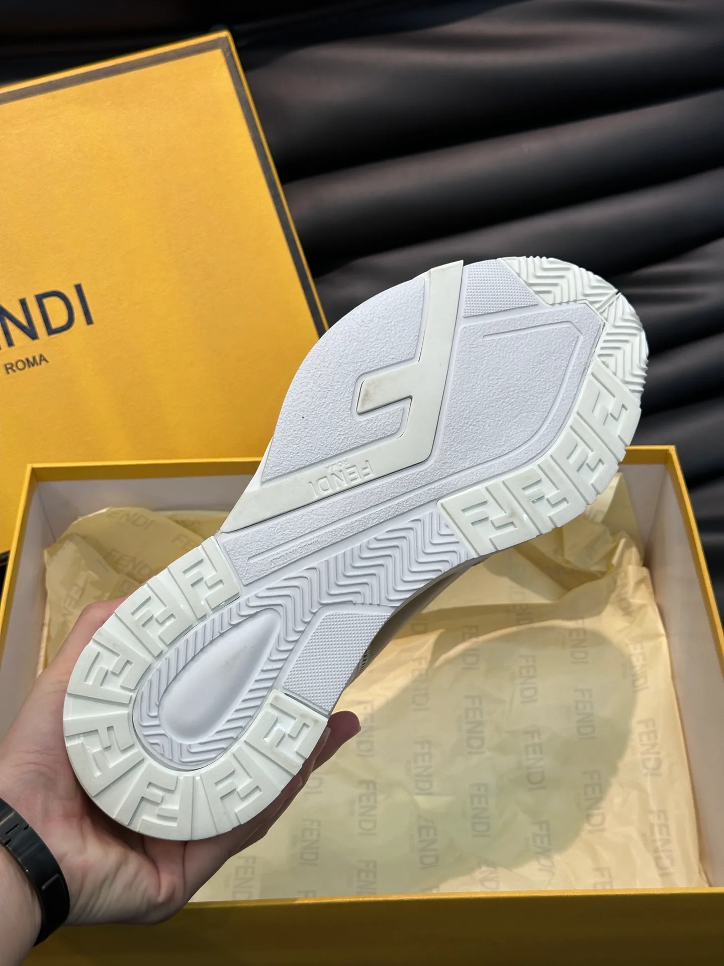 Men's shoes 💰p560 "Fend*" new men's casual sports shoes, equipped with elastic straps, side zippers, and corrugated soles engraved with F. Embossed Fendi Flow lettering on the heel. Made of technical fabric and a mix of blue and suede. Decorated with Lycra® details. FF graphic tongue. Ultra-light and wear-resistant EVA sole. Size: 38-44